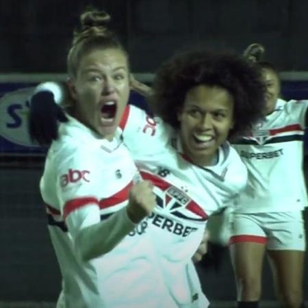 Aline Milene comemora gol marcado pelo São Paulo contra o Grêmio no Brasileirão Feminino