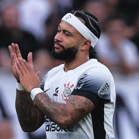 Memphis em ação durante Corinthians x Atlético-GO, duelo do Campeonato Brasileiro