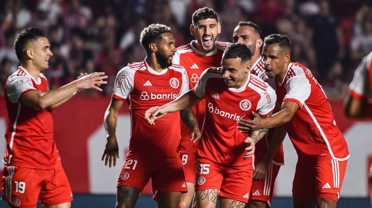 Bruno Gomes celebra gol do Inter sobre o São Paulo em jogo do Campeonato Brasileiro