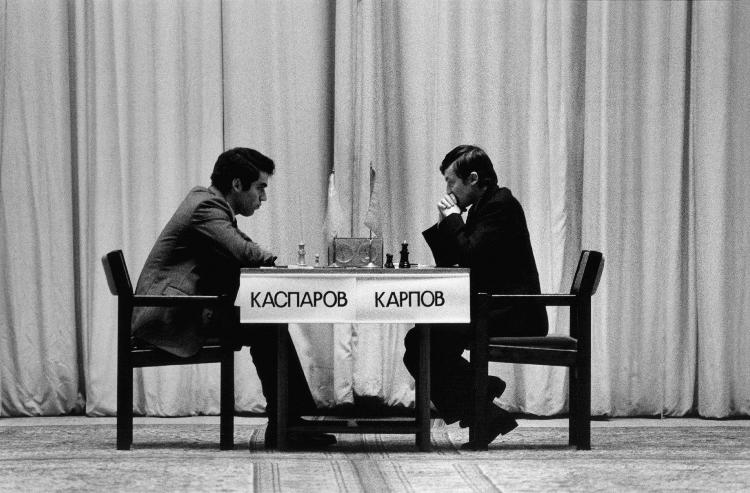 Kasparov e Karpov durante o Campeonato Mundial de Xadrez de 1985, quando o novato venceria e se tornaria o mais jovem campeão mundial até então, aos 22 anos Kasparov e Karpov durante o Campeonato Mundial de Xadrez de 1985, quando o novato venceria e se tornaria o mais jovem campeão mundial até então, aos 22 anos