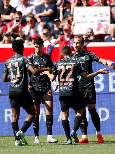 Jogadores do Bayern de Munique comemoram gol sobre o Heidenheim pelo Campeonato Alemão Jogadores do Bayern de Munique comemoram gol sobre o Heidenheim pelo Campeonato Alemão