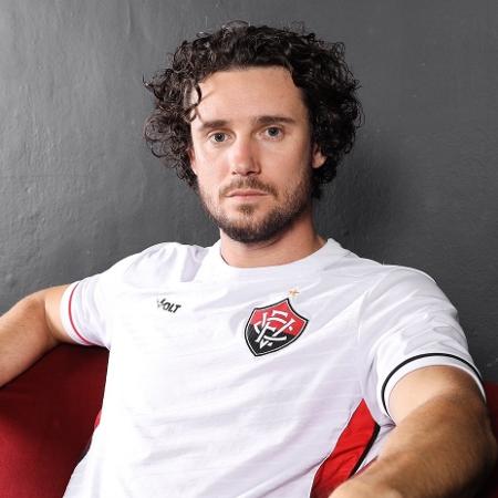 Camisa mantém a base branca com detalhes em preto e vermelho Camisa mantém a base branca com detalhes em preto e vermelho