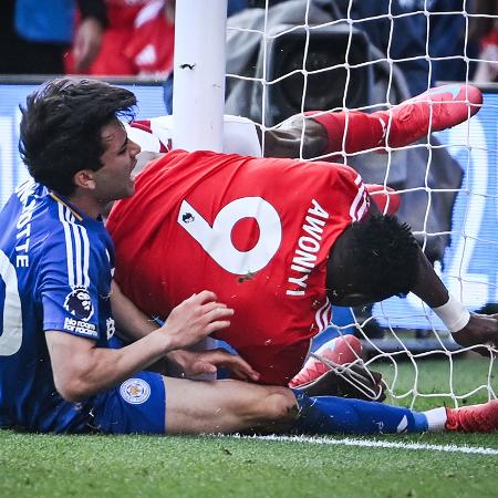 Taiwo Awoniyi bateu forte na trave durante jogo do Forest com o Leicester - Justin Tallis/AFP