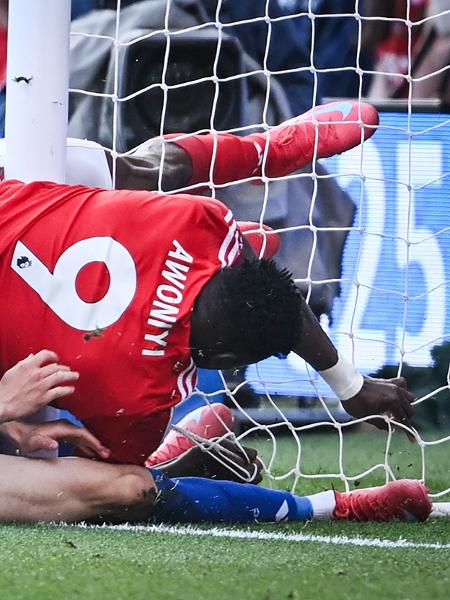 Taiwo Awoniyi bateu forte na trave durante jogo do Forest com o Leicester Taiwo Awoniyi bateu forte na trave durante jogo do Forest com o Leicester