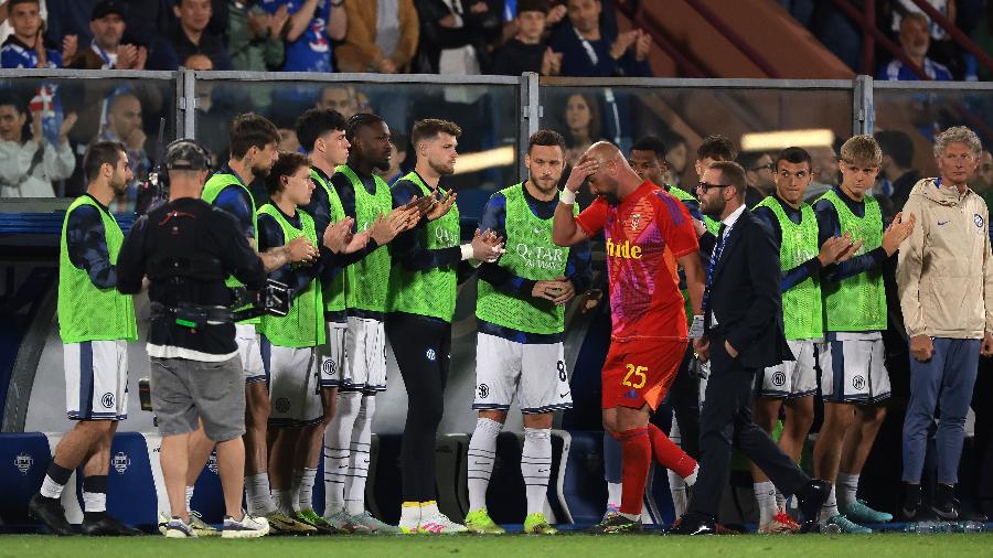 Goleiro Pepe Reina, do Como, é aplaudido por jogadores da Inter de Milão após ser expulso em seu último jogo da carreira - Jonathan Moscrop/Getty Images