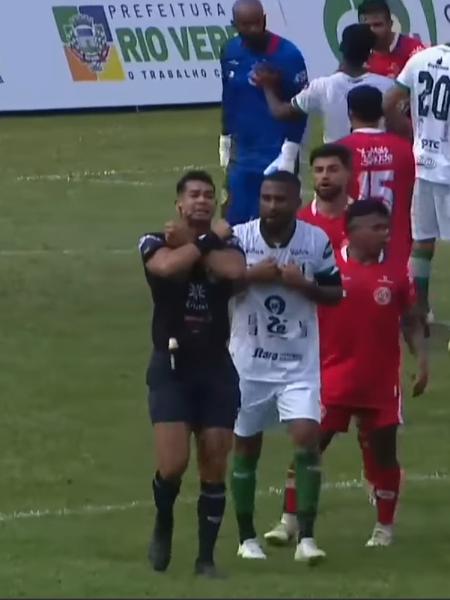 Árbitro indica protocolo de racismo após expulsar jogador do Rio Verde em duelo com o Anapolina Árbitro indica protocolo de racismo após expulsar jogador do Rio Verde em duelo com o Anapolina