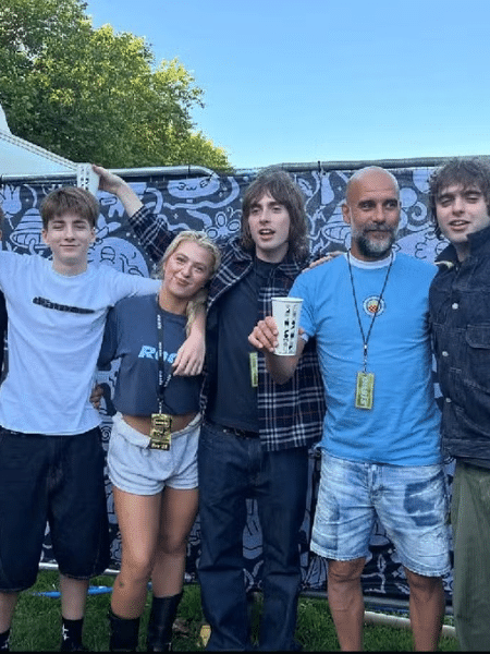 Guardiola curte show da banda Oasis com a família