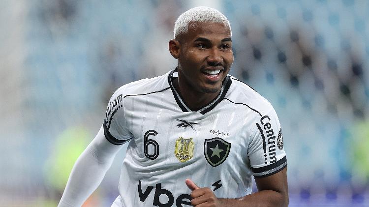 Cuiabano comemora gol do Botafogo sobre o Grêmio em duelo do Brasileirão