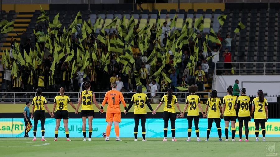 Time feminino do Al Ittihad comemora vitória Time feminino do Al Ittihad comemora vitória