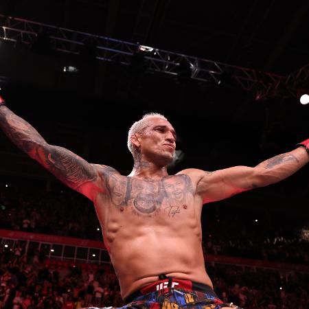 Charles do Bronx comemora vitória no UFC Rio após superar Mateusz Gamrot