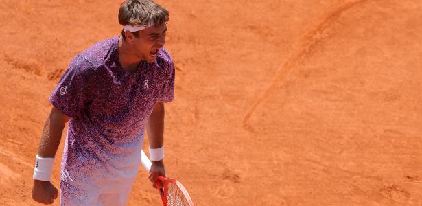 Cobolli vai à final de Roland Garros após desistência de Arnaldi por causa de virose