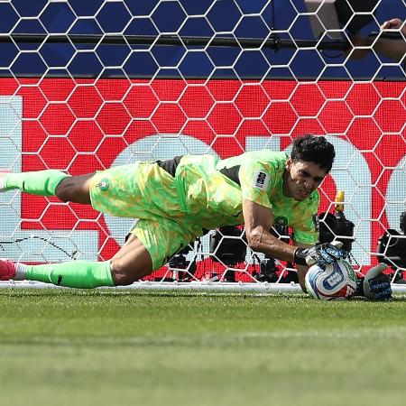 yassine-bounou-do-marrocos-defendeu-penalti-batido-por-mbappe-da-franca-1783629893991_v2_450x450 França Domina Marrocos e Avança à Semifinal da Copa; Mbappé Brilha e Iguala Messi em Gols