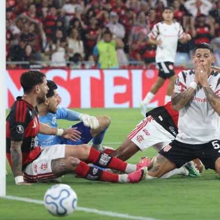 Marcos Rojo, do Estudiantes, se lamenta durante partida contra o Flamengo, pela Libertadores