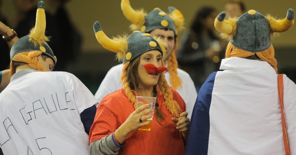 Durante jogo na Copa do Mundo de Rúgbi, torcedora francesa usa capacete de viking e bigode inspirados em Obelix, personagem francês de série de histórias em quadrinhos