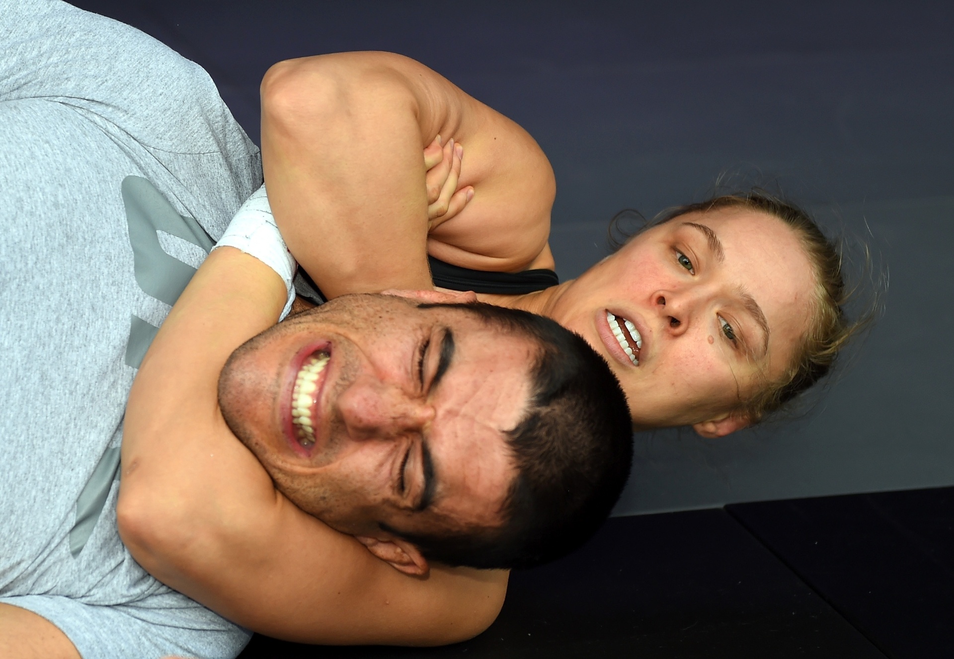 Ronda Rousey pratica seu jiu-jítsu e não dá mole no estrangulamento durante treino aberto do UFC 193, em Melbourne - Getty Images