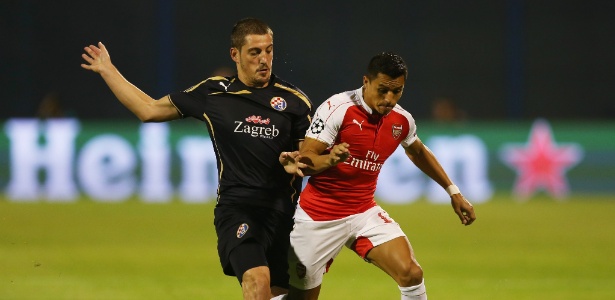 Arijan Ademi em disputa com Alexis Sanchez, na partida do Dínamo Zagreb contra o Arsenal na Liga  - Reuters / Matthew Childs Livepic
