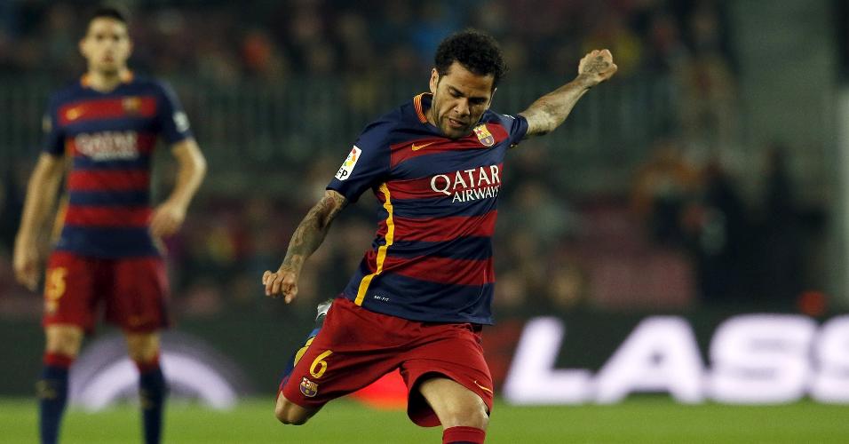 Daniel Alves prepara o chute que resultou no primeiro gol do Barcelona, no Camp Nou
