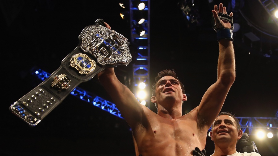 Dominick Cruz retornou ao UFC após um ano lesionado em grande estilo, recuperando o cinturão do peso galo - Maddie Meyer/Getty Images/AFP