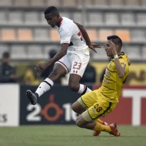 Thiago Mendes finaliza para o São Paulo contra o Trujillanos na Libertadores - AFP PHOTO/JUAN BARRETO