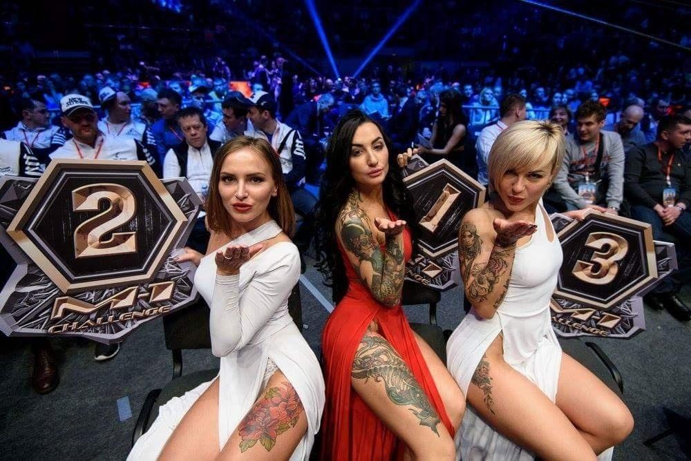 Evento de MMA russo usa ring girls com vestido longo e decotes invocados