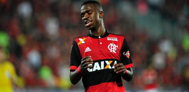 Vinicius Junior, do Flamengo, em ação durante jogo contra o Atlético-GO - Dhavid Normando/Futura Press/Estadão Conteúdo
