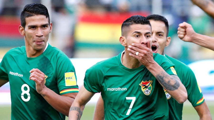 Juan Arce comemora gol marcado para a Bolívia contra o Chile - REUTERS/David Mercado