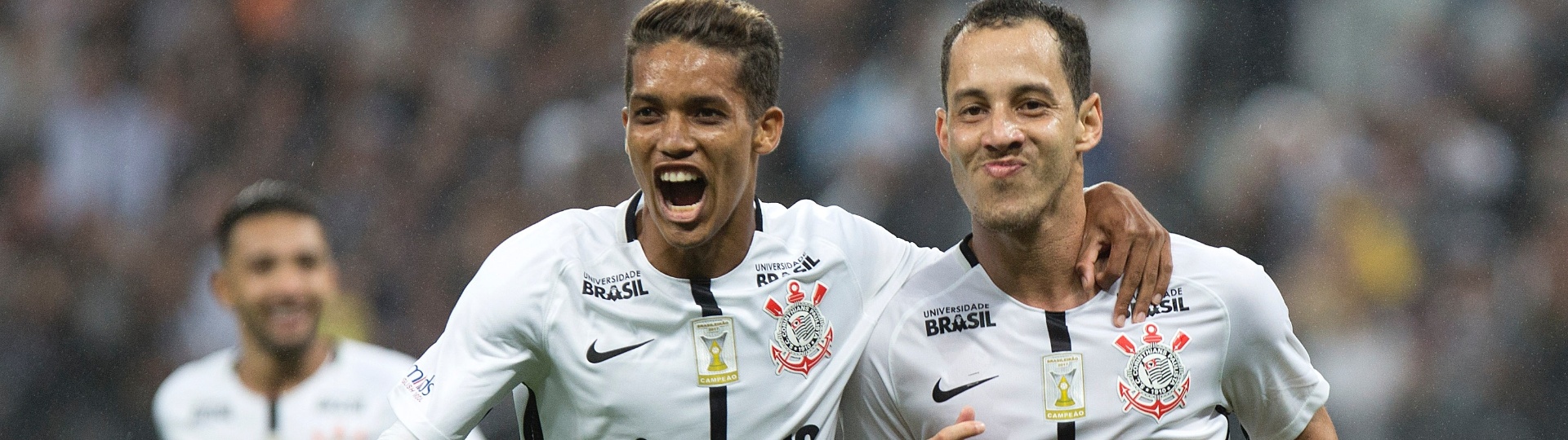Pedrinho e Rodriguinho comemoram gol do Corinthians sobre o Fluminense