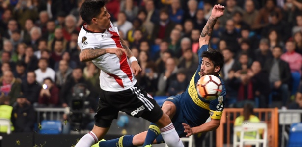 Pablo Pérez (à direita) tenta o chute na final da Libertadores entre Boca Juniors e River Plate - Denis Doyle/Getty Images