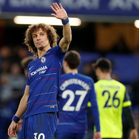 David Luiz celebra vitória do Chelsea sobre o Huddersfield pelo Inglês