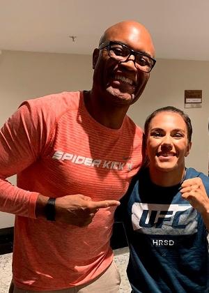 Anderson Silva e Jessica Bate-Estaca se encontram no hotel que serviu de concentração para o UFC Rio 10 - Divulgação / Facebook do UFC - Divulgação / Facebook do UFC