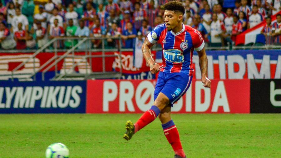 Após defender o Bahia por seis meses, Douglas deve acertar transferência ao futebol grego - Jhony Pinho/AGIF