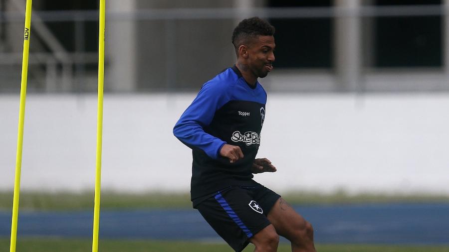 Atacante Biro Biro treinava normalmente no estádio Nilton Santos antes de sofrer a arritmia cardíaca  - Vitor Silva/Botafogo