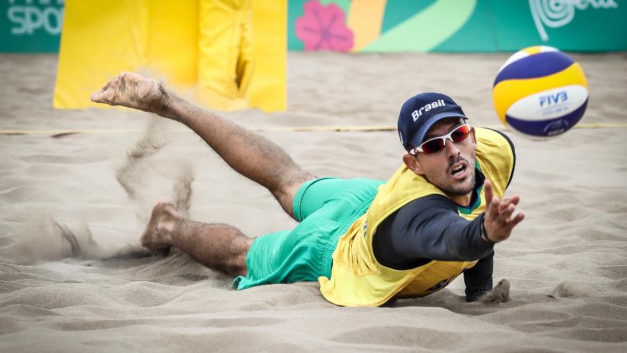 Oscar tenta alcançar a bola em derrota do Brasil pelo vôlei de praia do Pan de Lima - Wander Roberto/COB