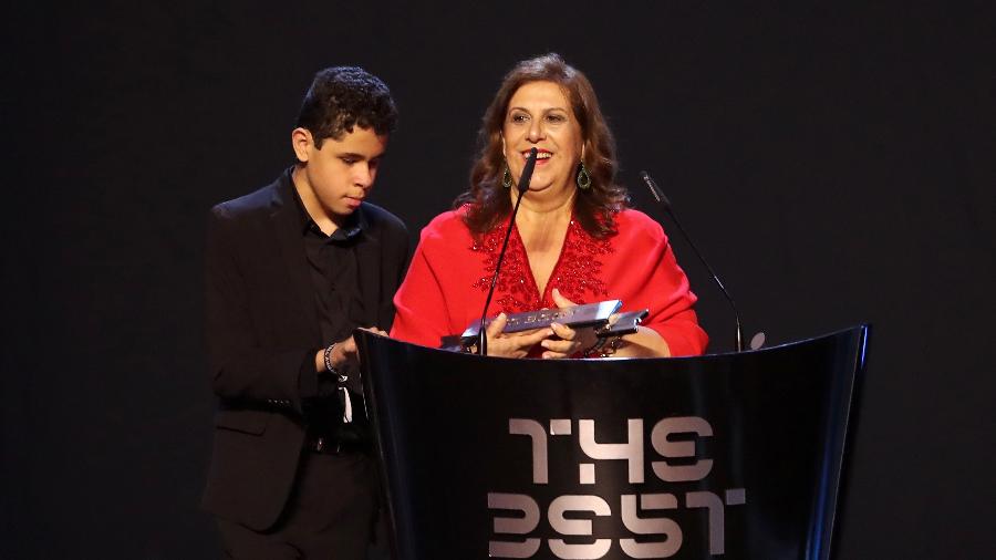 Silvia Grecco em premiação da Fifa ao lado do filho Nickollas - Simon Hofmann - FIFA/FIFA via Getty Images