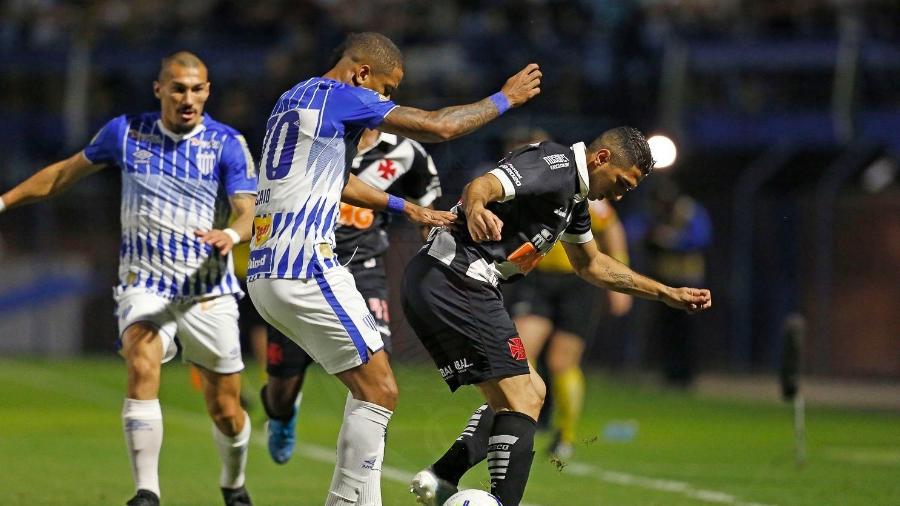 Jogadores disputam bola durante Avaí x Vasco - Rafael Ribeiro/Vasco