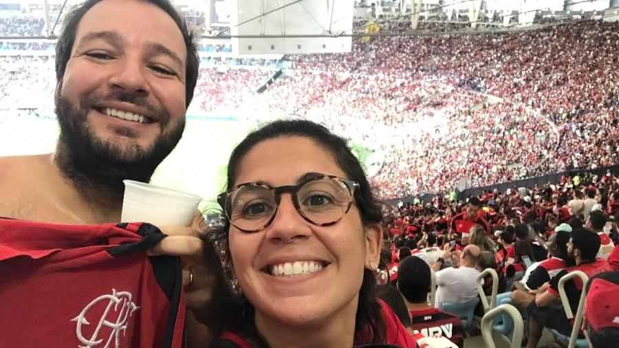 André e Paula em um jogo do Flamengo no Maracanã. Casal vai enfrentar trajeto "nada convencional" na volta de Lima - Arquivo Pessoal