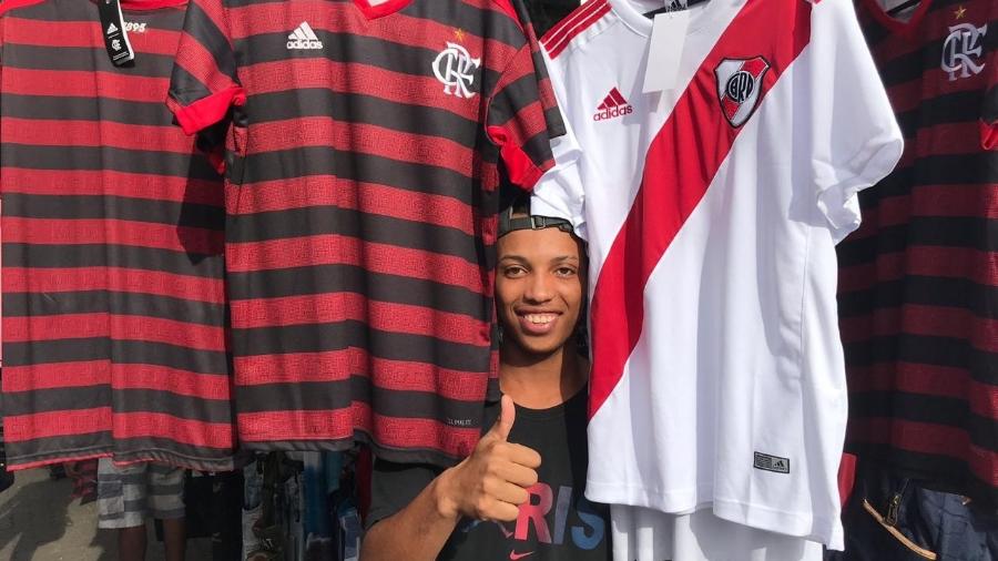 Flamenguista, o vendedor Antony Nascimento, até o meio da tarde de ontem, já tinha vendido dez camisas do River Plate - Bruno Braz / UOL Esporte
