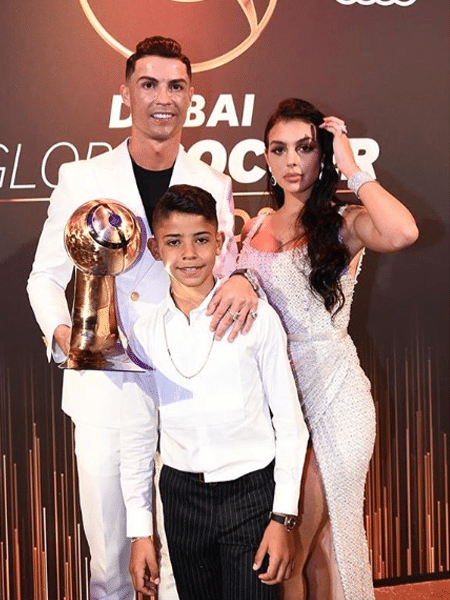 Cristiano Ronaldo com a namorada, Georgina Rodriguez, e o filho mais velho, Cristiano Ronaldo Júnior, em premiação em Dubai - Reprodução/Instagram