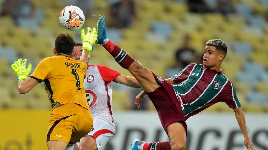 Miguel tenta concluir jogada durante duelo Fluminense e Unión La Calera, pela Copa Sul-Americana, no Maracanã - Thiago Ribeiro/AGIF