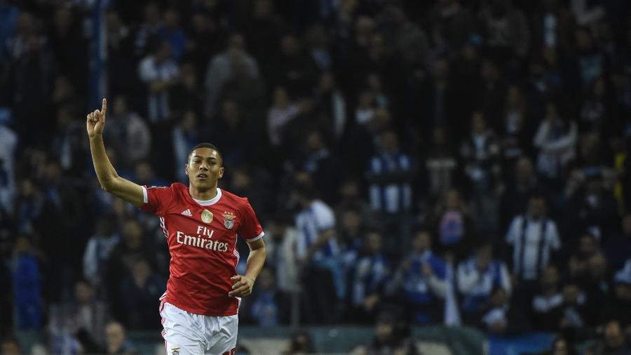 Carlos Vinícius, atacante do Benfica, comemora gol diante do Porto - Miguel Riopa/AFP