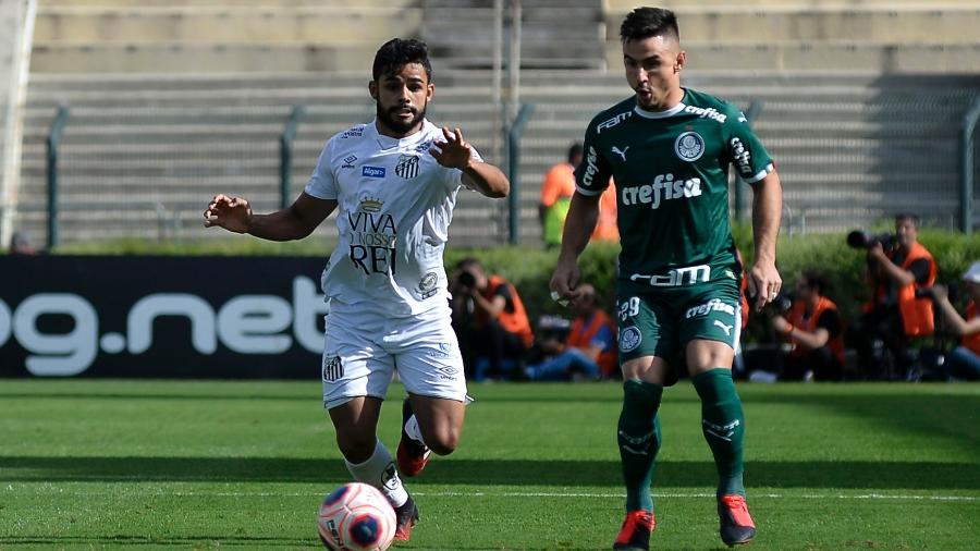 Felipe Jonatan e Willian disputam bola durante clássico entre Palmeiras e Santos; os dois clubes têm contrato com a TNT - Bruno Ulivieri/AGIF