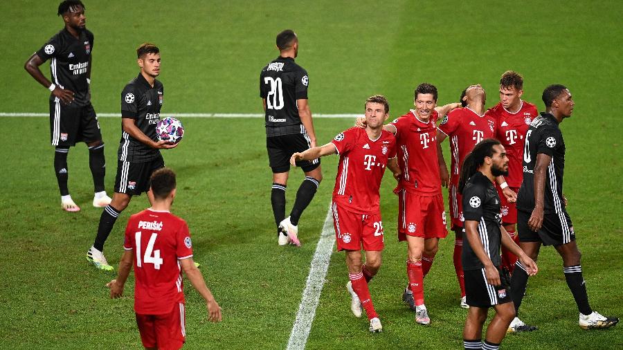 Jogadores do Bayern comemoram um dos três gols que garantiram classificação à final - Michael Regan - UEFA/UEFA via Getty Images