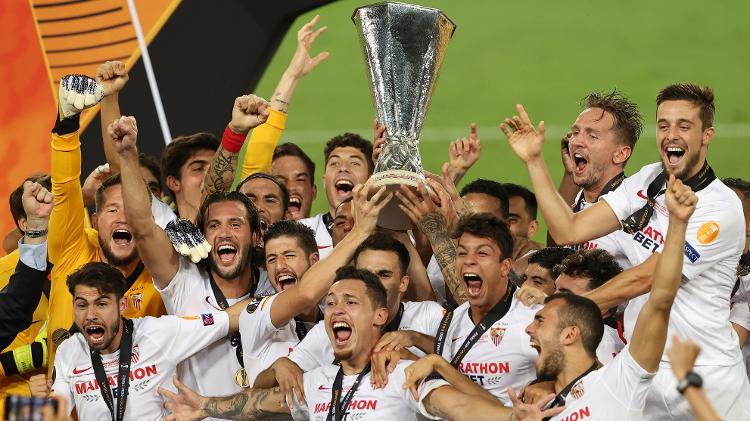 Jogadores do Sevilla comemoram com o troféu da Liga Europa - Lars Baron/Pool via REUTERS - Lars Baron/Pool via REUTERS