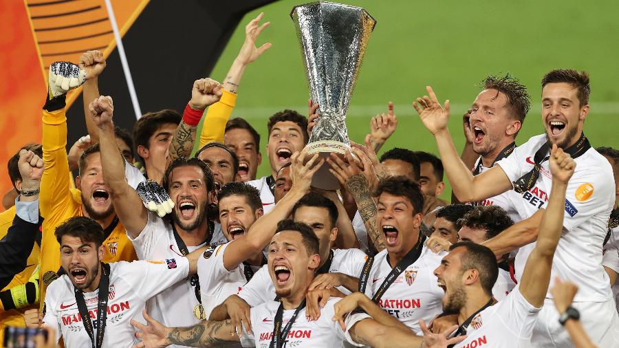 Jogadores do Sevilla comemoram com o troféu da Liga Europa - Lars Baron/Pool via REUTERS
