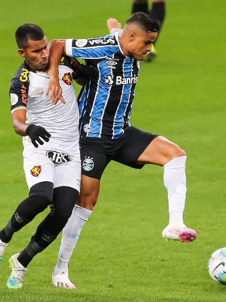 Everton (à direita) ainda não emplacou com as cores do Grêmio - Pedro H. Tesch/AGIF - Pedro H. Tesch/AGIF