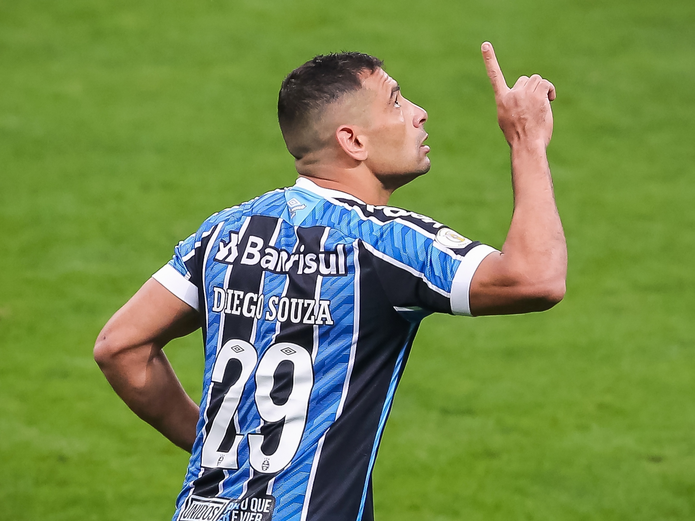 Três jogadores do Grêmio estão pendurados para jogo contra o Fortaleza