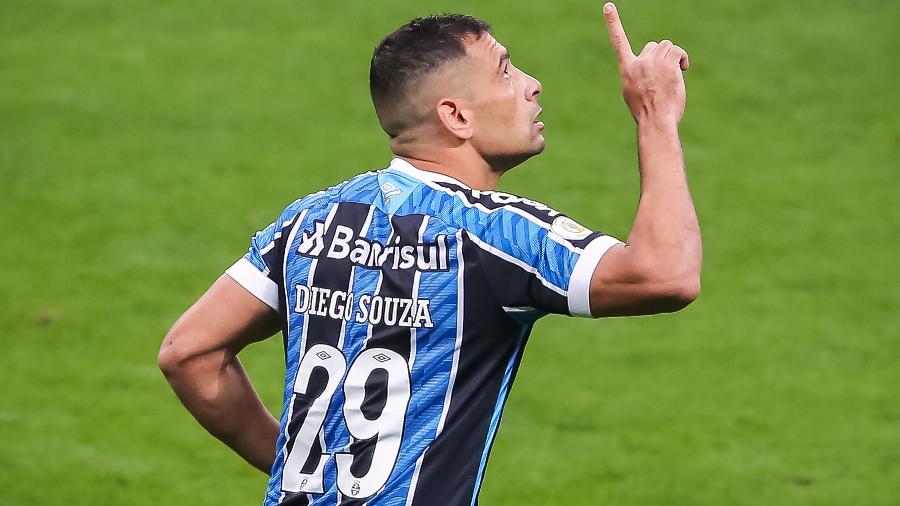 Diego Souza comemora gol pelo Grêmio diante do Fortaleza, pelo Brasileirão - Pedro H. Tesch/AGIF