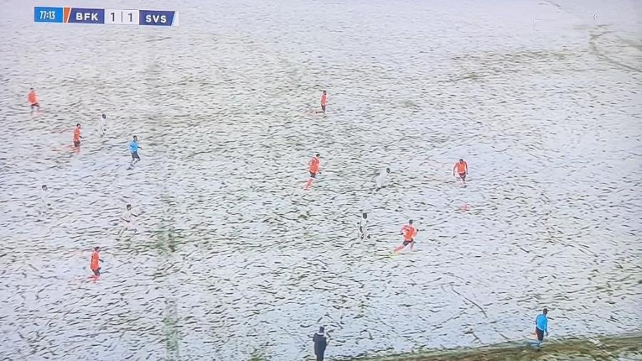 Neve cobriu o gramado durante partida entre Sivasspor e Istanbul Basaksehir - Reprodução