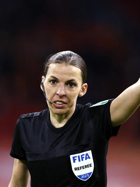 Árbitra francesa Stéphanie Frappart se tornou primeira mulher a apitar uma partida da Copa do Mundo masculina - Maurice Van Steeen/ANP/AFP