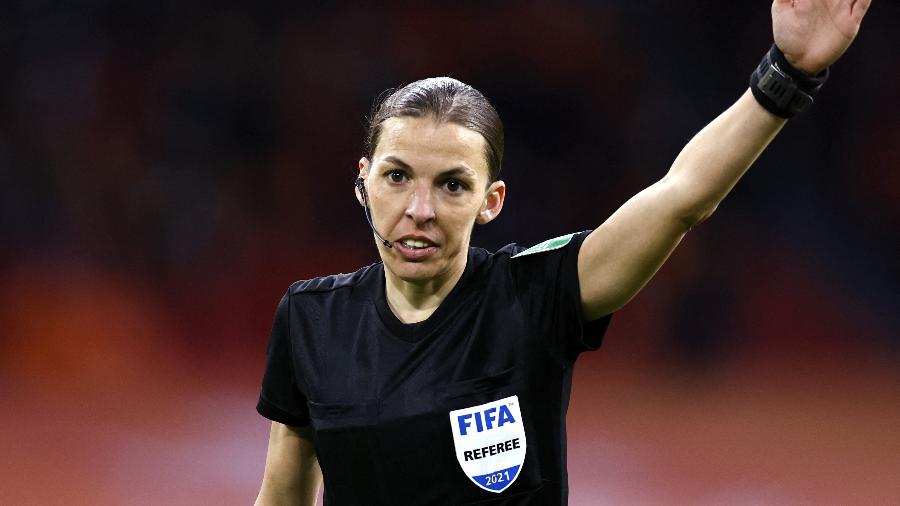 Árbitra francesa Stephanie Frappart se tornou primeira mulher a apitar uma partida do qualificatório para a Copa - Maurice Van Steeen/ANP/AFP